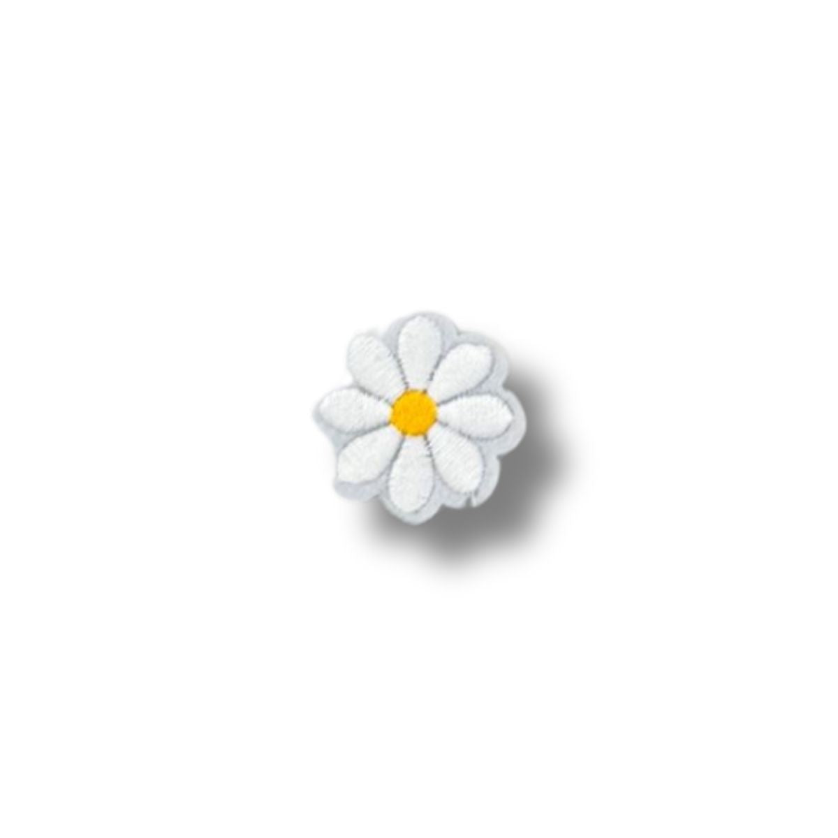 Parche bordado de margarita blanca con centro amarillo, pétalos definidos sobre fondo blanco neutro.