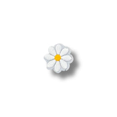 Parche bordado de margarita blanca con centro amarillo, pétalos definidos sobre fondo blanco neutro.