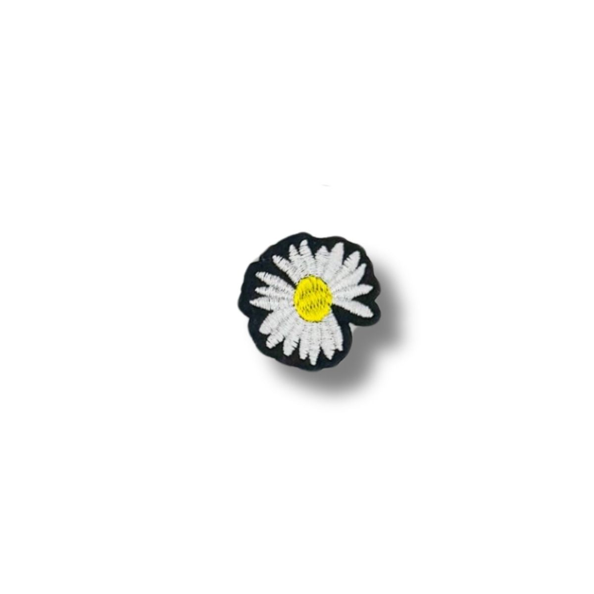 Parche con margarita de pétalos blancos y centro amarillo intenso, contorno negro que resalta el diseño.