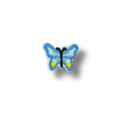 Parche bordado con forma de mariposa azul claro con detalles celestes y puntos amarillos, diseño simétrico y contorno blanco.