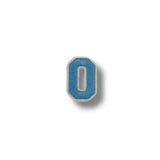 Parche bordado con número “0” en azul claro y contorno blanco, estilo deportivo.