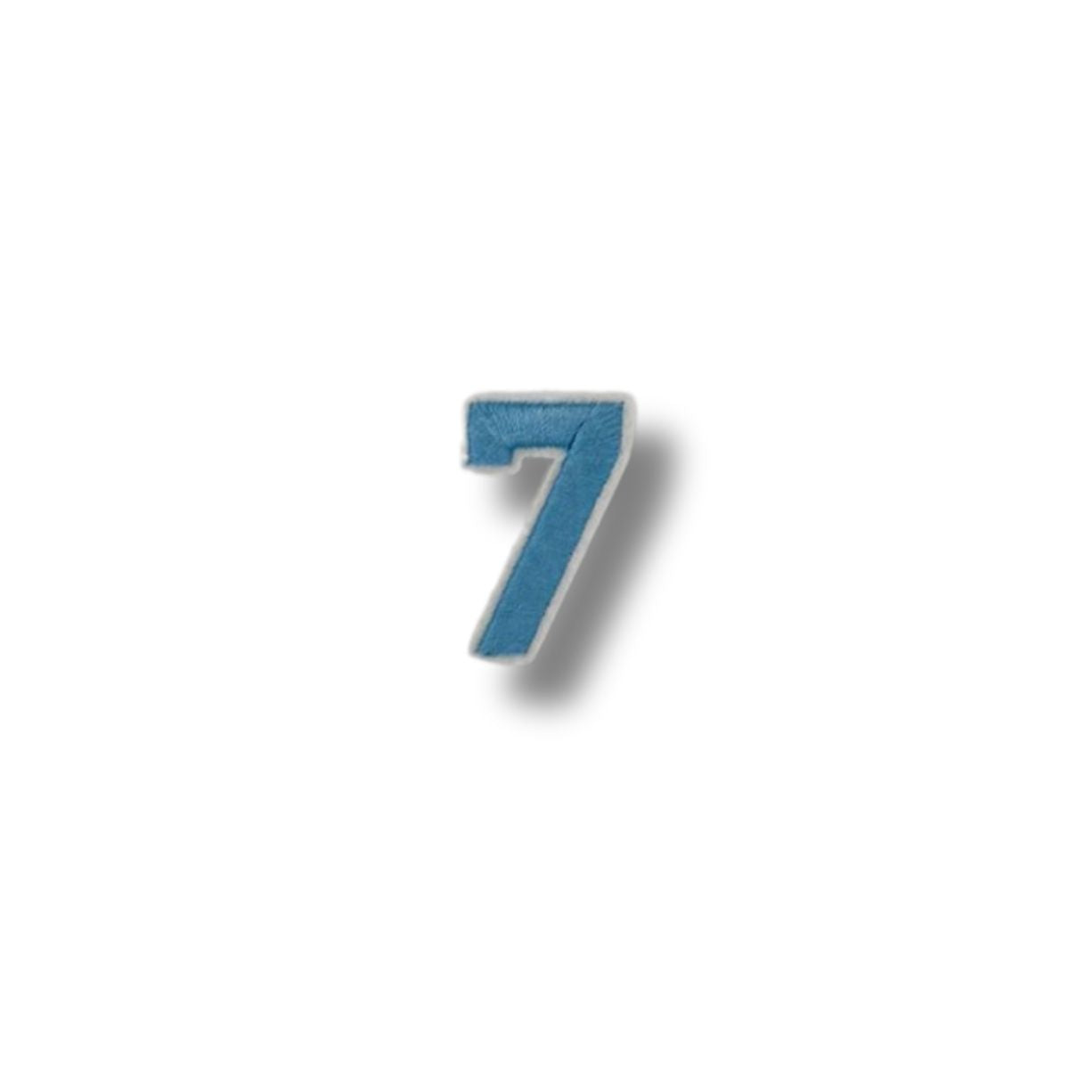 Parche bordado con forma del número 7 en azul celeste, con borde blanco, sobre fondo blanco.