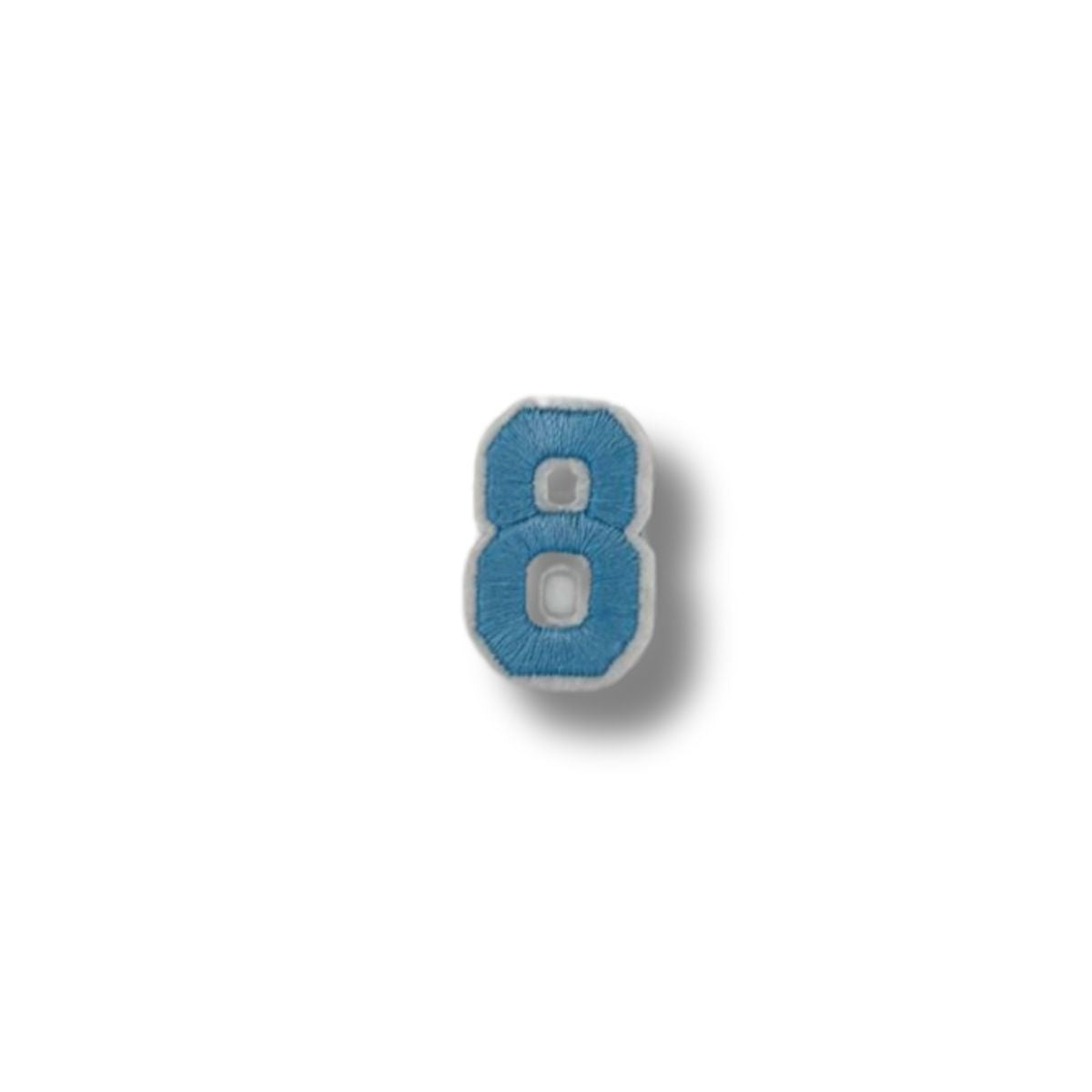 Parche bordado con forma del número 8 en azul claro, con contorno blanco, presentado sobre fondo limpio.