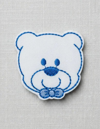 Parche Camiseta Osito Blanco con Moño Azul