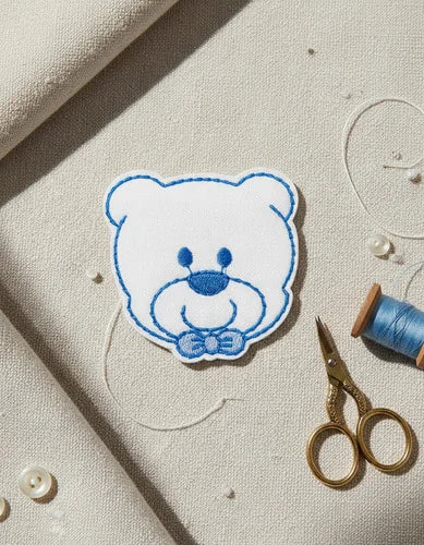 Parche Camiseta Osito Blanco con Moño Azul