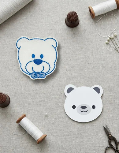 Parche Camiseta Osito Blanco con Moño Azul