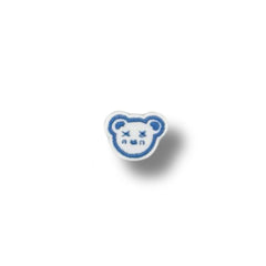 Parche bordado de pequeño oso azul con ojos en forma de “X” y expresión soñolienta.