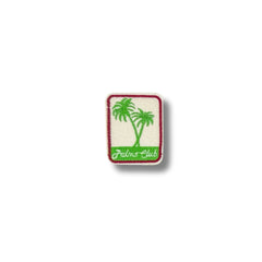 Parche bordado rectangular con diseño de dos palmeras verdes y la frase "Palm Club" en verde sobre base clara, contorno en rojo.