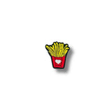 Primer plano de parche bordado de papas fritas en caja roja con corazón blanco, colores vibrantes y contraste marcado, fondo blanco.