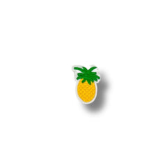 Parche bordado de piña tropical amarilla con hojas verdes, sobre fondo blanco.