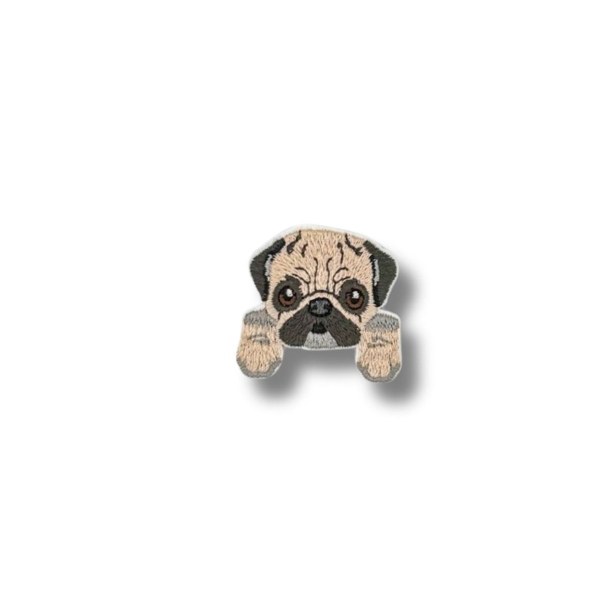 Parche bordado de carita de pug con arrugas y expresión tierna, en tonos marrón y beige.
