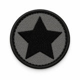 Parche Mediano Camiseta Estrella Negra Fondo Gris