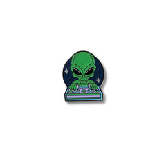 Pin Metálico Alien DJ Cósmico