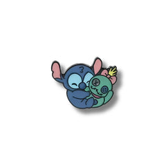 Pin Metálico Stitch y Muñeca Scrump