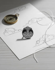 Pin Metálico Abducción Cósmica