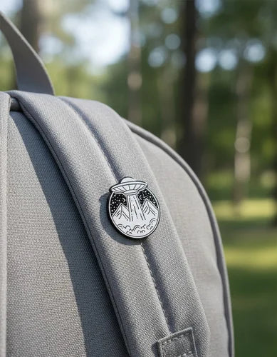 Pin Metálico Abducción Cósmica