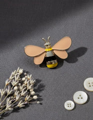 Pin Metálico Abeja Alas Rosa