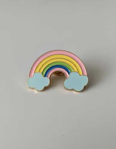 Pin Metálico Arcoíris con Nubes Pastel