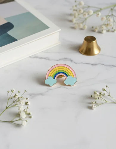 Pin Metálico Arcoíris con Nubes Pastel