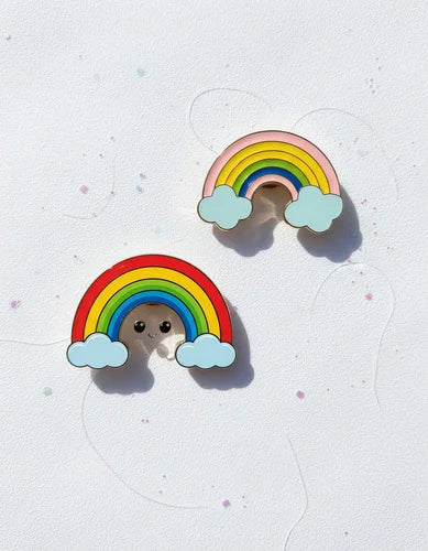 Pin Metálico Arcoíris con Nubes Pastel