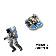 Pin Metálico Astronauta Café Estelar