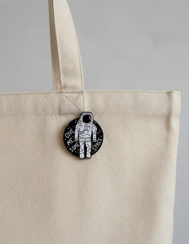 Pin Metálico Astronauta Dame mi Espacio