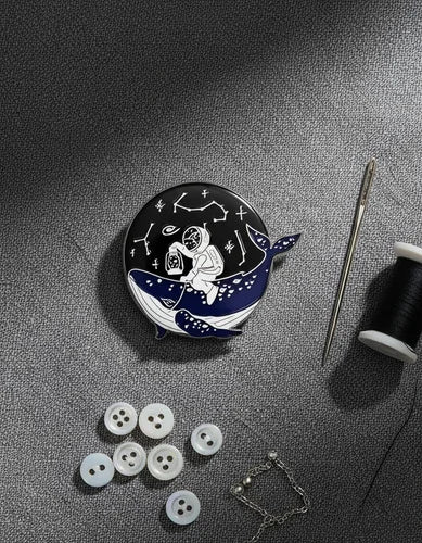Pin Metálico Astronauta Jinete Ballena