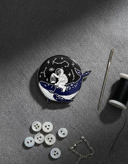 Pin Metálico Astronauta Jinete Ballena