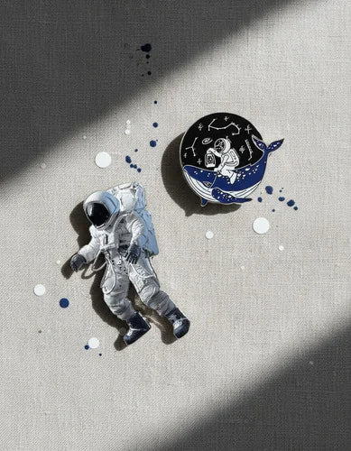 Pin Metálico Astronauta Jinete Ballena