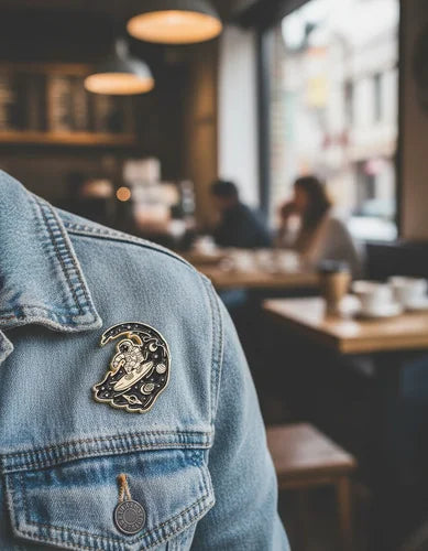 Pin Metálico Astronauta Surf Cósmico