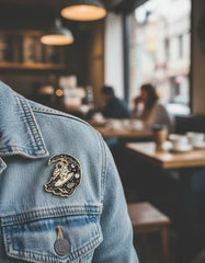 Pin Metálico Astronauta Surf Cósmico