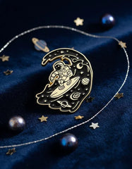 Pin Metálico Astronauta Surf Cósmico