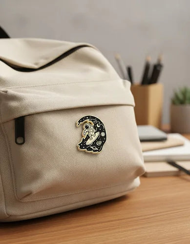 Pin Metálico Astronauta Surf Cósmico