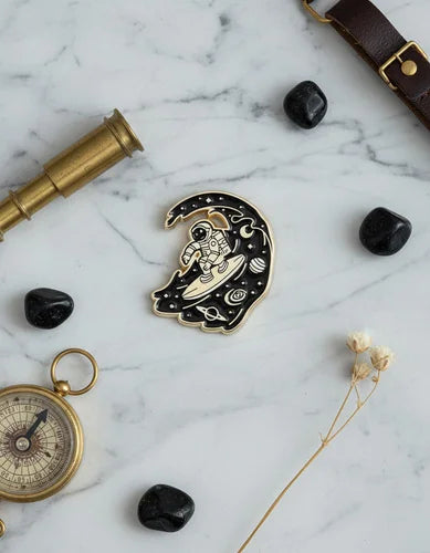 Pin Metálico Astronauta Surf Cósmico