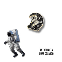 Pin Metálico Astronauta Surf Cósmico