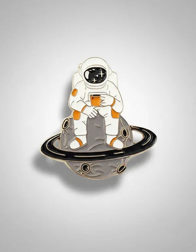Pin Metálico Astronauta Tomando Café