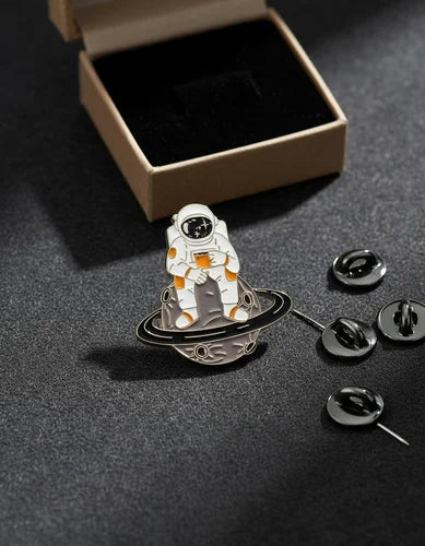 Pin Metálico Astronauta Tomando Café