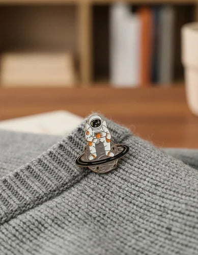 Pin Metálico Astronauta Tomando Café