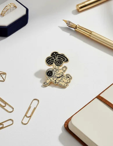 Pin Metálico Astronauta Vuelo Planetario