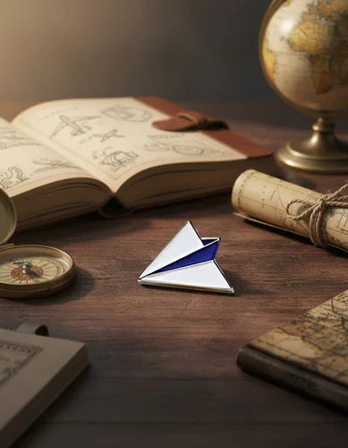 Pin Metálico Avión de Papel Azul y Blanco