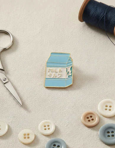 Pin Metálico Caja de Leche Japonesa