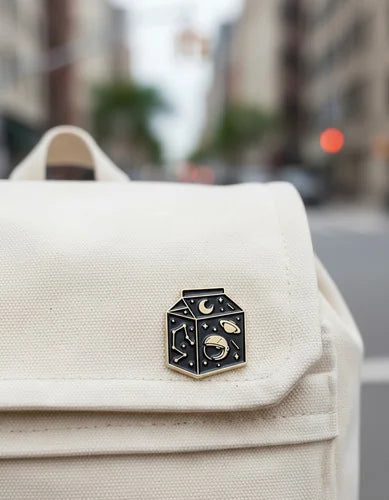 Pin Metálico Caja de Leche Universal