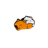 Pin Metálico Capibara Durmiendo con Gato
