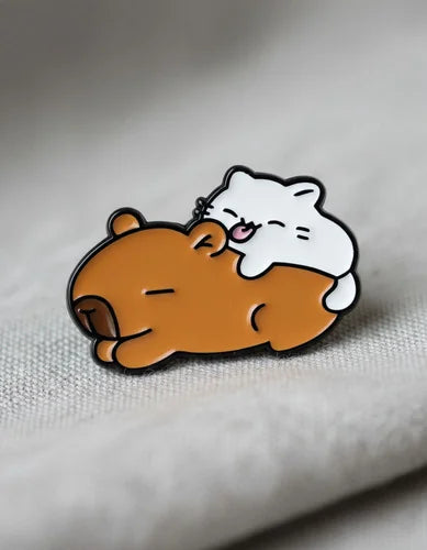 Pin Metálico Capibara Durmiendo con Gato