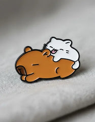Pin Metálico Capibara Durmiendo con Gato