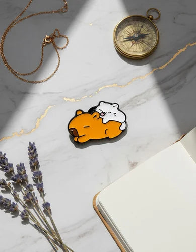 Pin Metálico Capibara Durmiendo con Gato