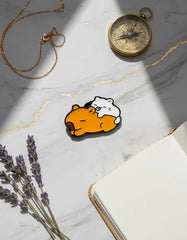 Pin Metálico Capibara Durmiendo con Gato