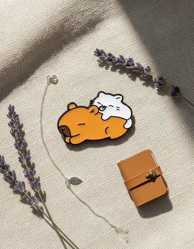 Pin Metálico Capibara Durmiendo con Gato