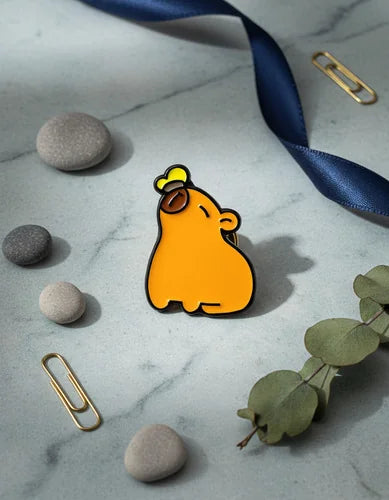 Pin Metálico Capibara con Mariposa