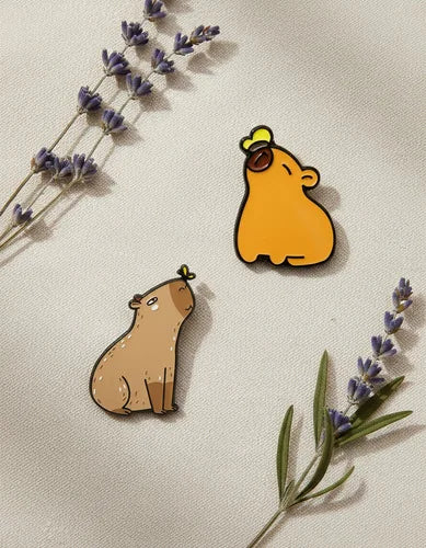 Pin Metálico Capibara con Mariposa